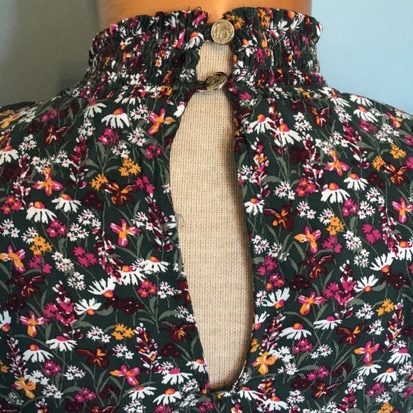 Draper James diary floral smocked blouse. Keyhole back. 2X prairie cottagecore - Picture 5 of 9